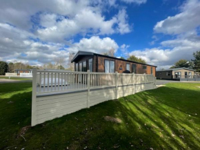 Stone Beck Lodge with Hot Tub